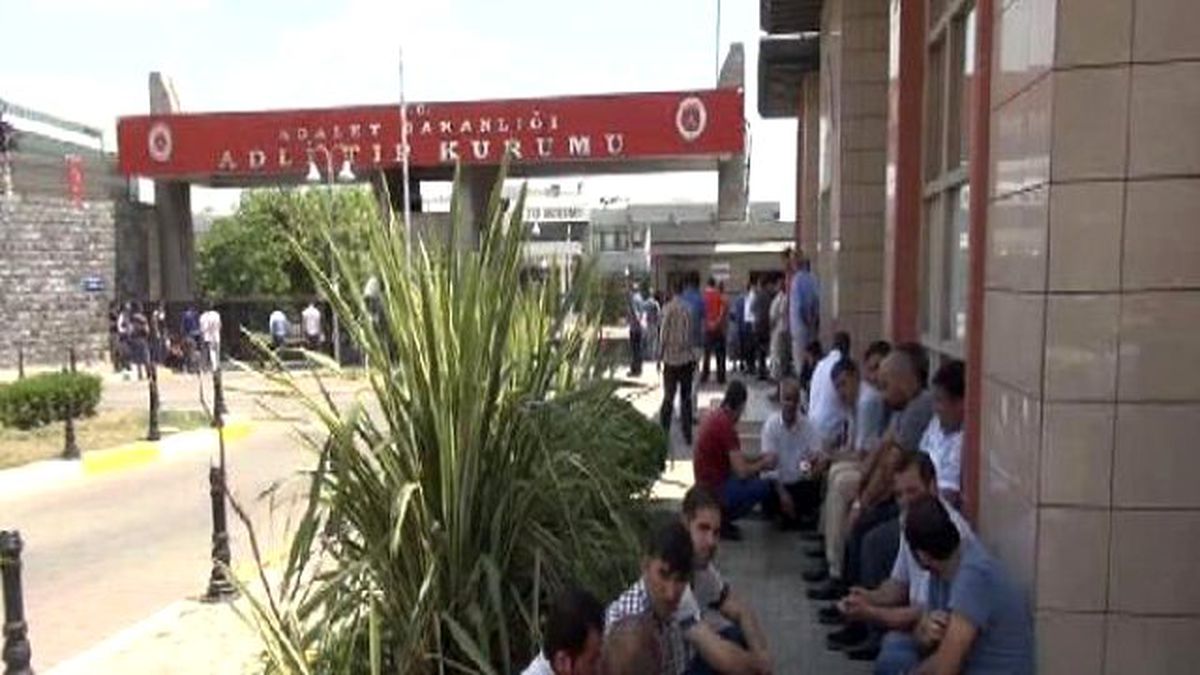 Yenibosna'daki Adli Tıp Kurumu Önündeki Bekleyiş Sürüyor