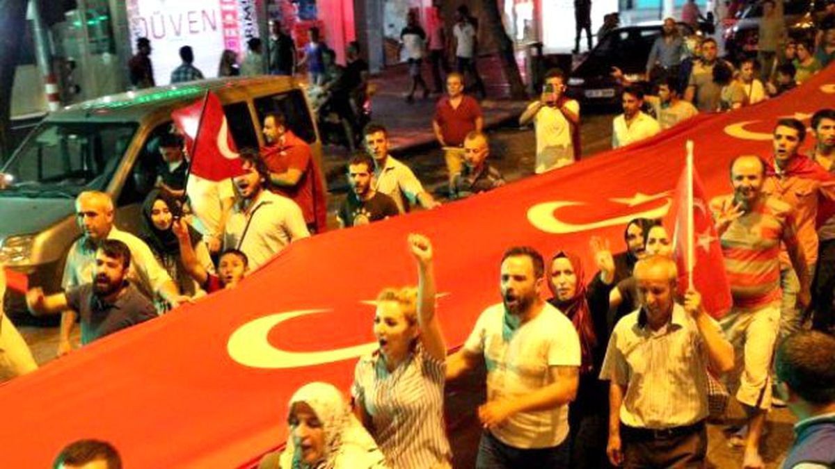 500 Metrelik Bayrakla Darbe Girişimi Tepkisi