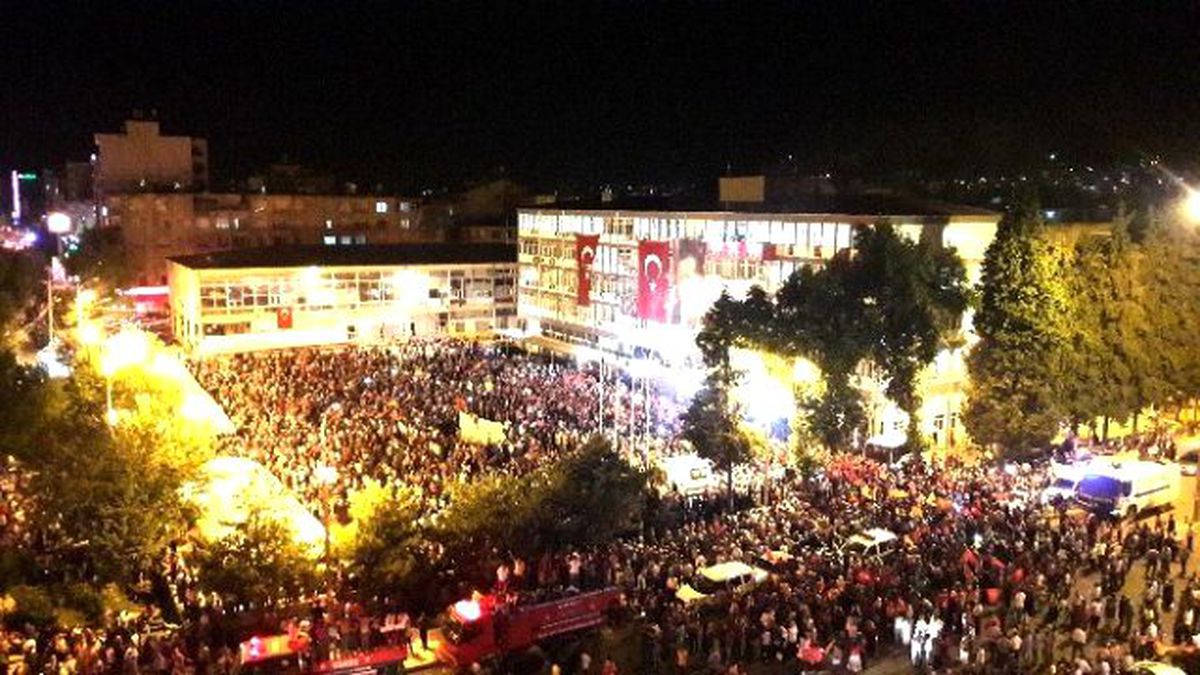 Adıyaman\'da Darbe Nöbetinde On Binler Meydanlarda