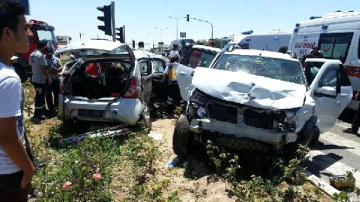 Aksaray\'da 2 Otomobil Çarpıştı: 3 Ölü, 5 Yaralı