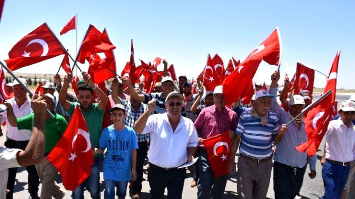 Aksaray\'da Borsa Esnafından Darbe Girişimine Tepki