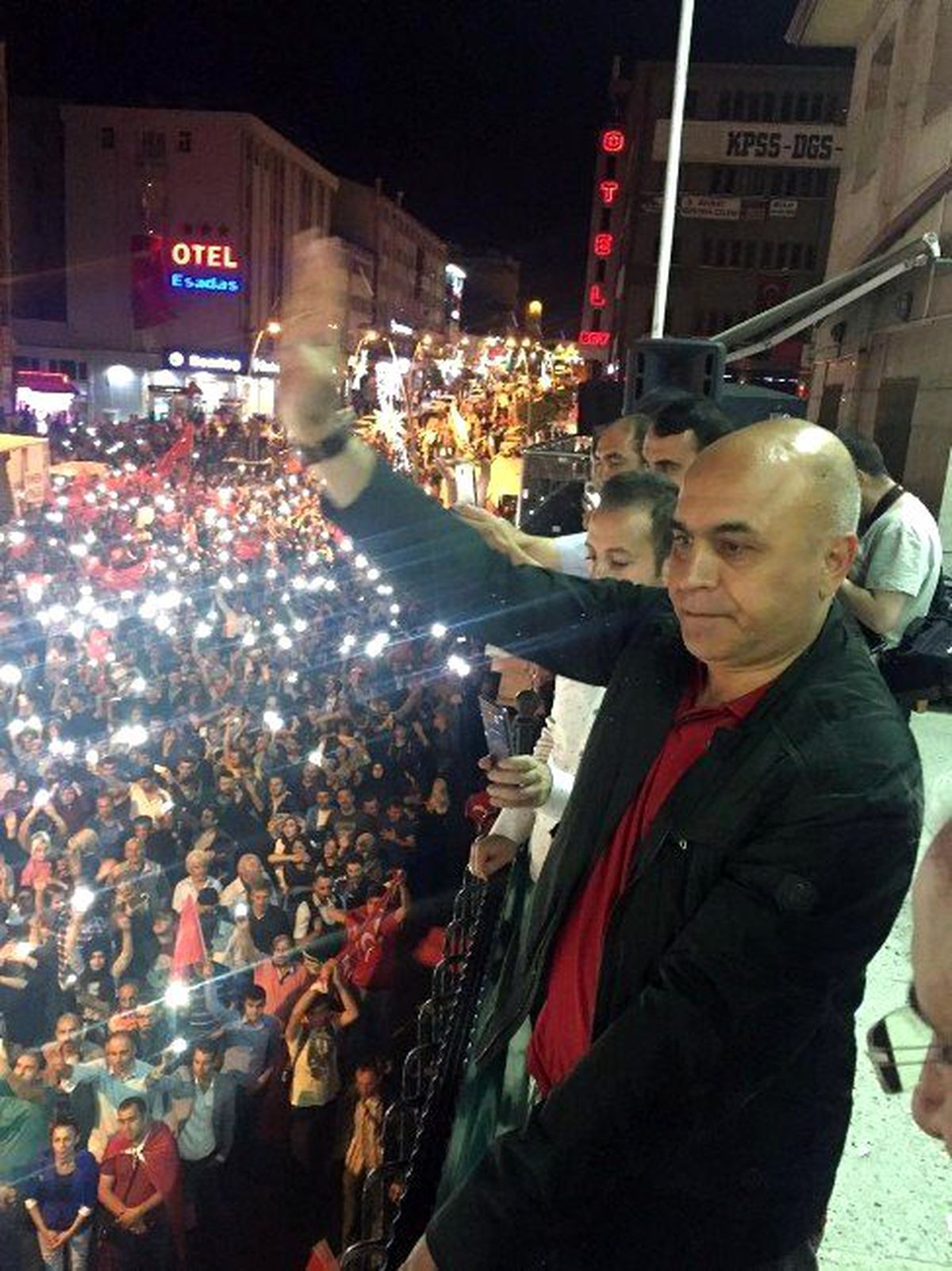 Ali Korkut, Balkondan Erzurumlulara Seslendi