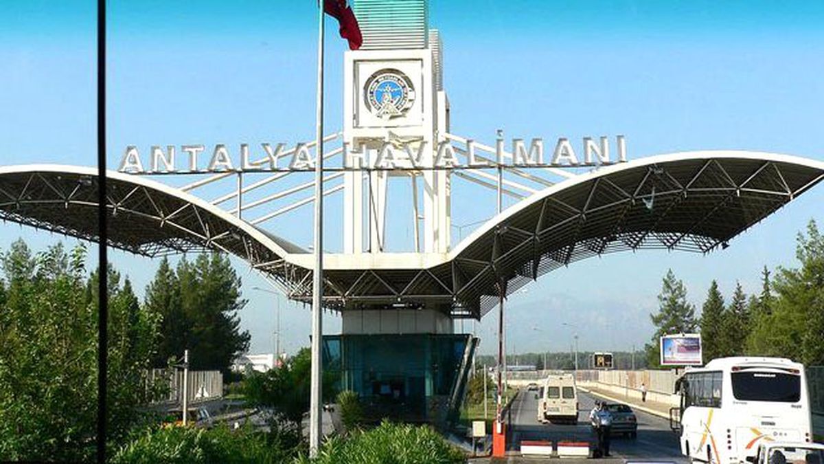 Antalya Havalimanı'nda Polisin Dur İhtarına Uymayan Bir Kişi Vuruldu