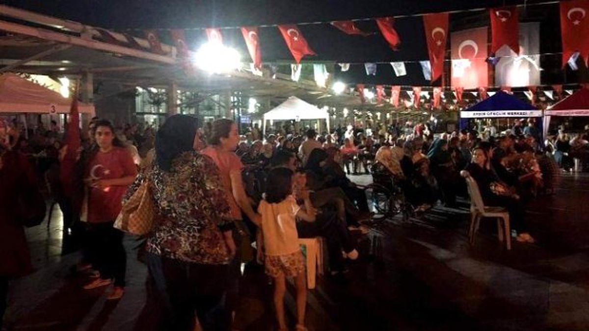 Aydın\'da Darbe Karşıtları Demokrasi Nöbetine Devam Ediyor