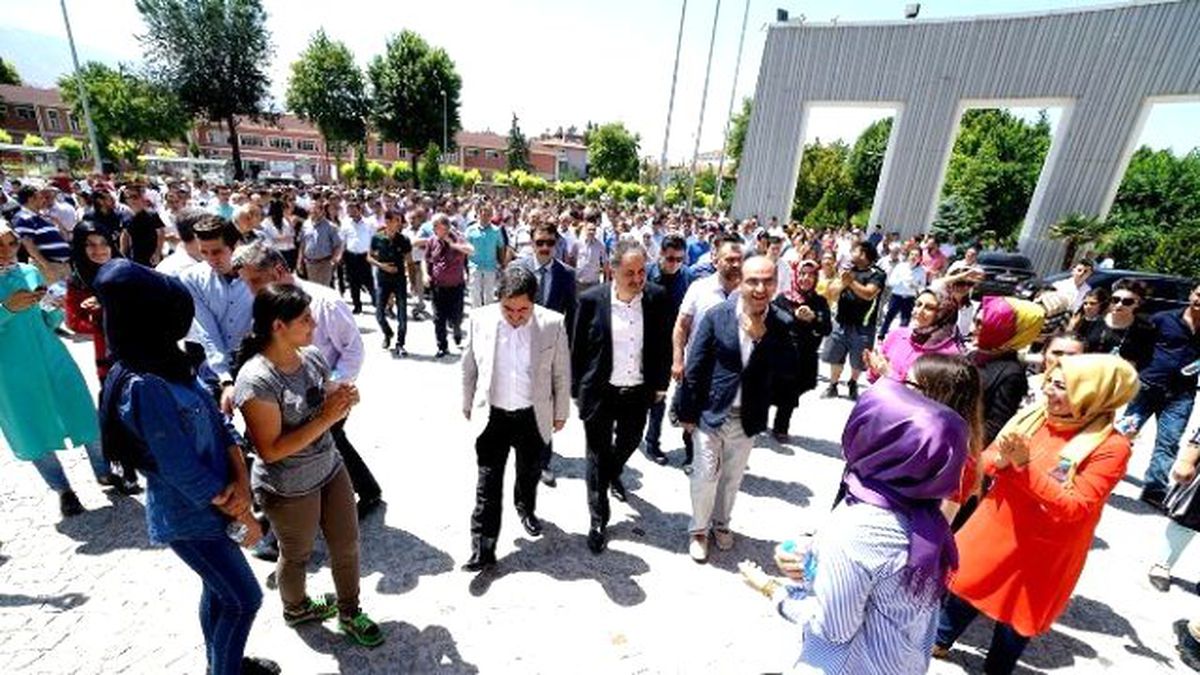 Başkan Çakır Belediye Girişinde Slogan ve Alkışlarla Karşılandı Açıklaması