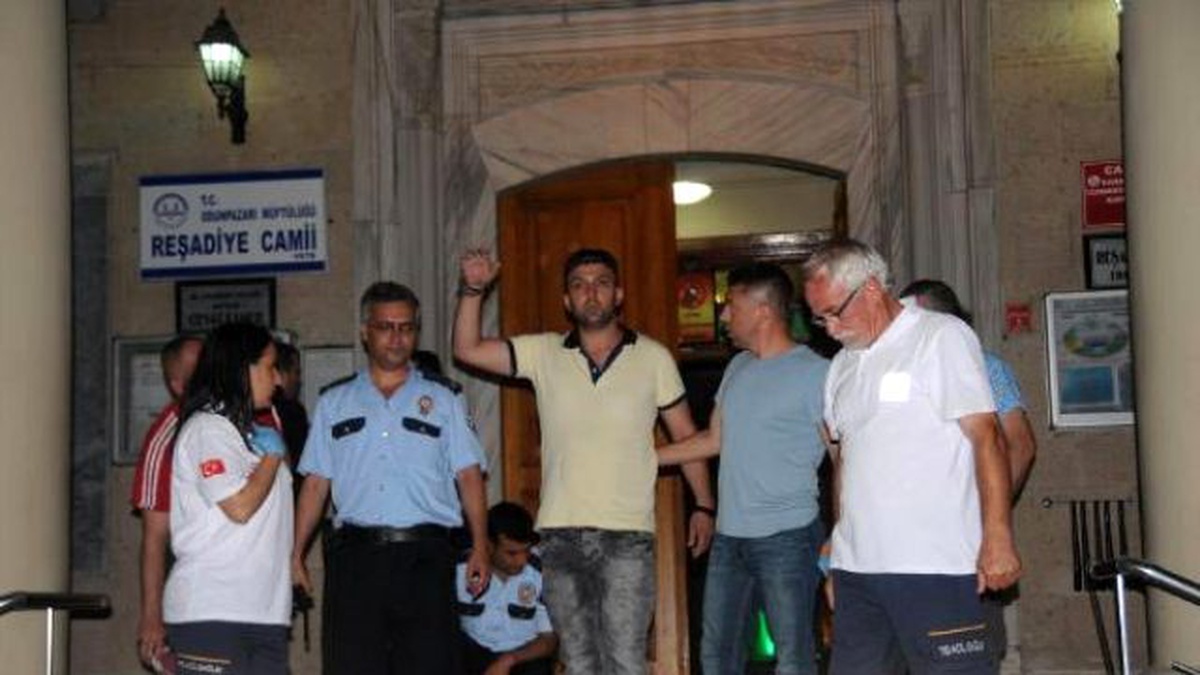 Beklenen Mehdi Benim\' Dedi Cami Minaresine Çıktı