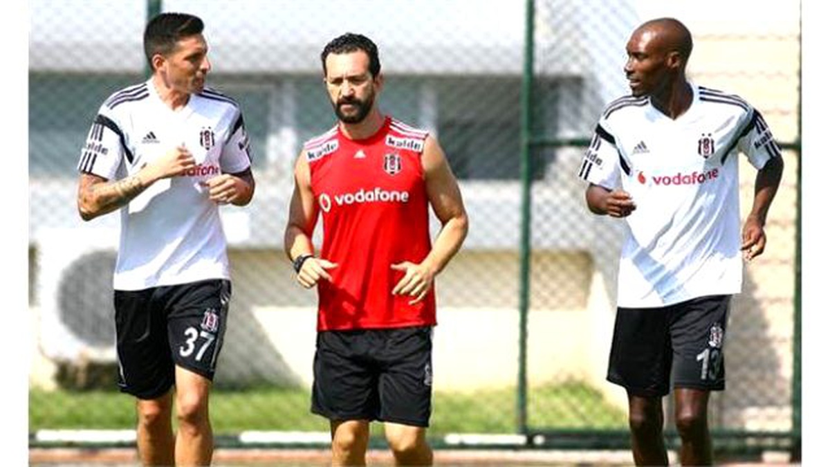 Beşiktaş\'ta Jose Sosa ve Atiba Takımda Kalıyor