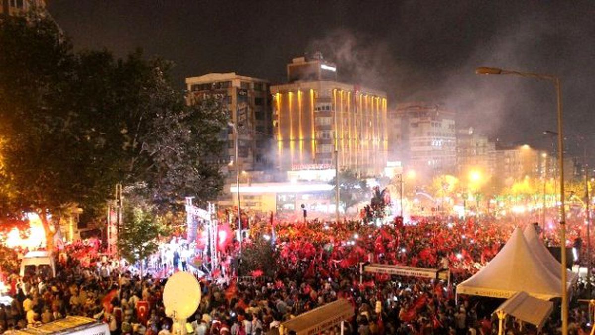 Bursa\'da On Binler Meydanlara İndi