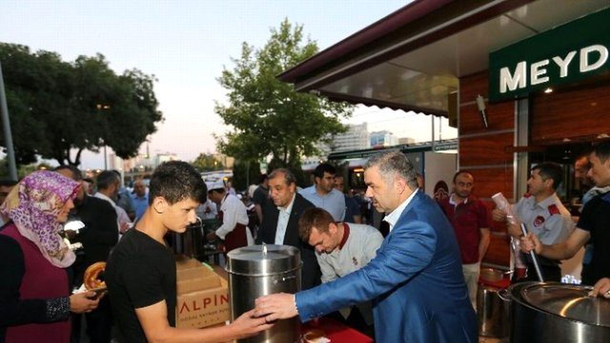Büyükşehir Demokrasi Nöbetinde