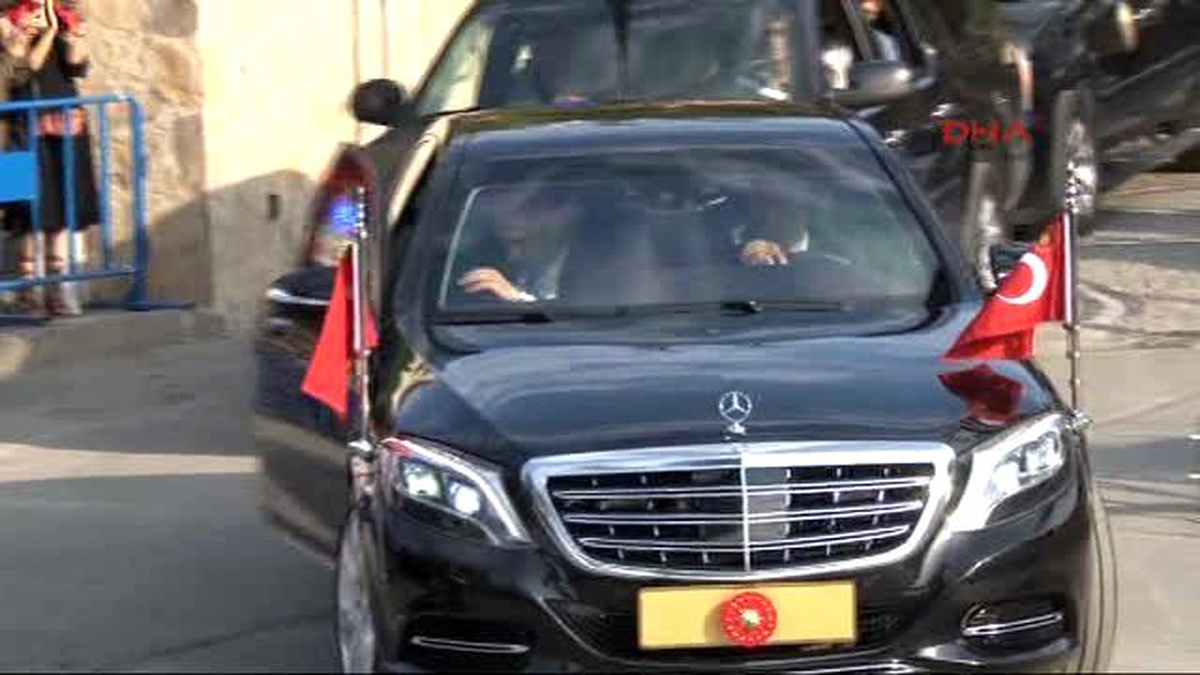 Cumhurbaşkanı Erdoğan Milli Savunma Bakanı Işık\'la Birlikte Halkı Selamladı...