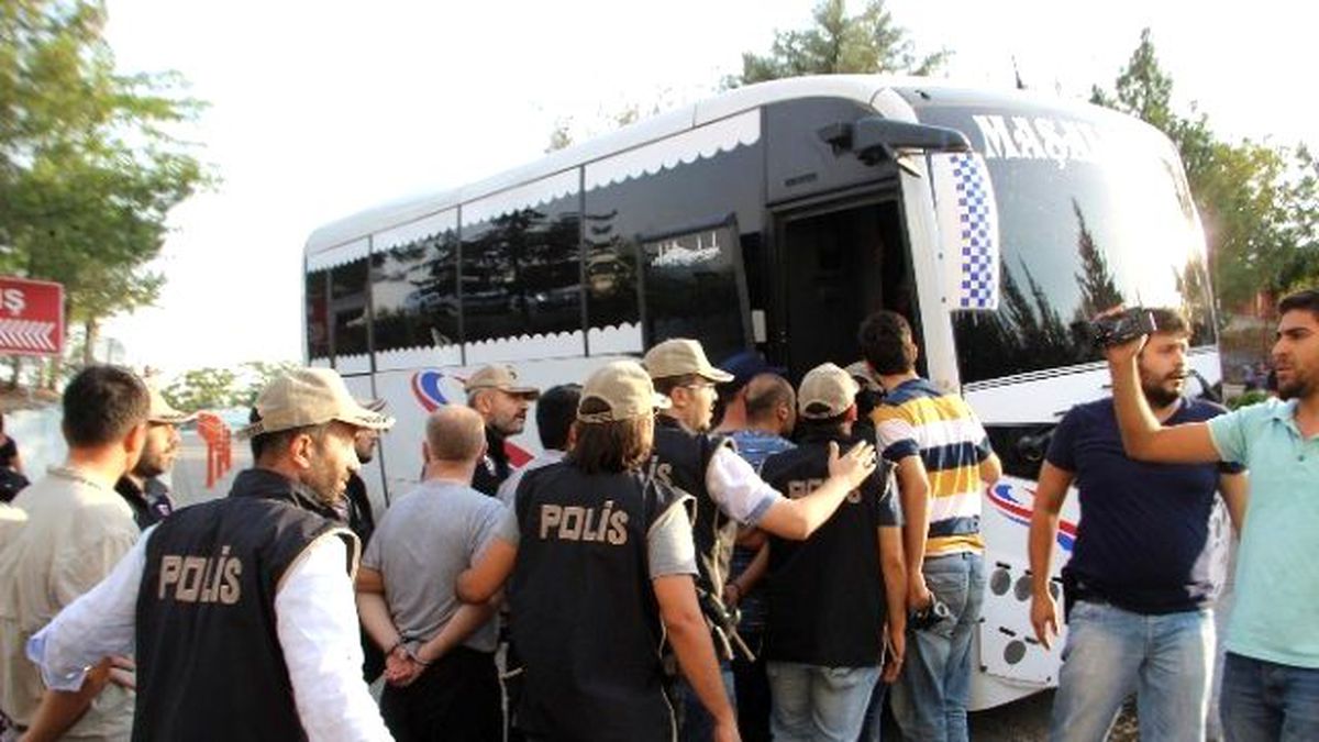 Darbe Şüphelilerine Linç Girişimini Polis Önledi