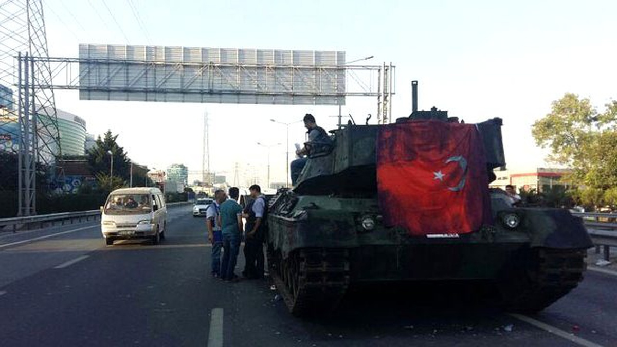 Darbeci Albay\'ın Kaçmaması İçin Polis Yolu Vinçlerle Kapattı