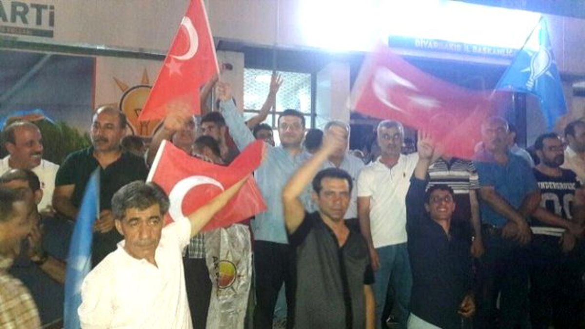 Diyarbakır\'da Demokrasi Nöbeti Devam Ediyor