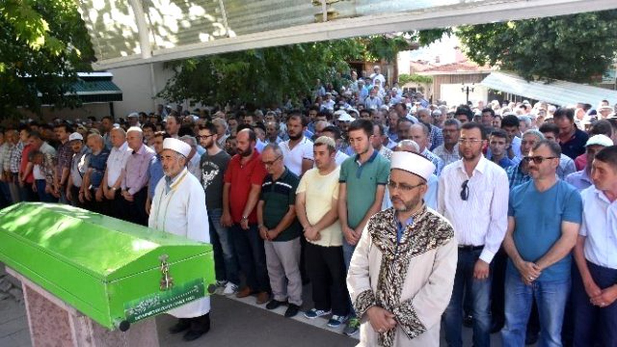 Dursunbey\'de Demokrasi Şehitleri İçin Gıyabi Cenaze Namazı Kılındı