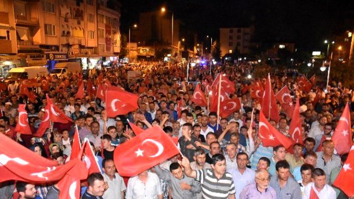 Dursunbey\'de Halk Demokrasi İçin Sokaklarda