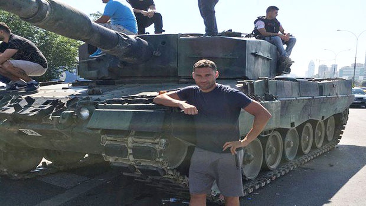 Duska Tosic Tankın Önünde Poz Verdi