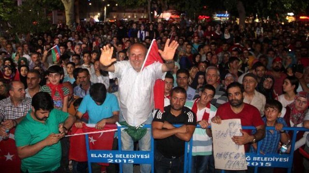 Elazığ\'da Darbe Girişimine Tepkiler Sürüyor