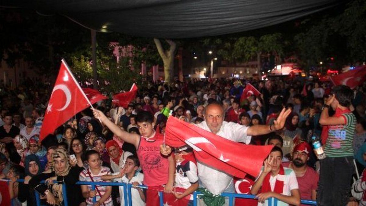 Elazığ\'da Demokrasi Nöbeti Devam Ediyor