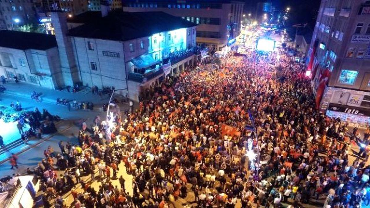 Erzurum\'da Demokrasi Nöbeti Devam Ediyor