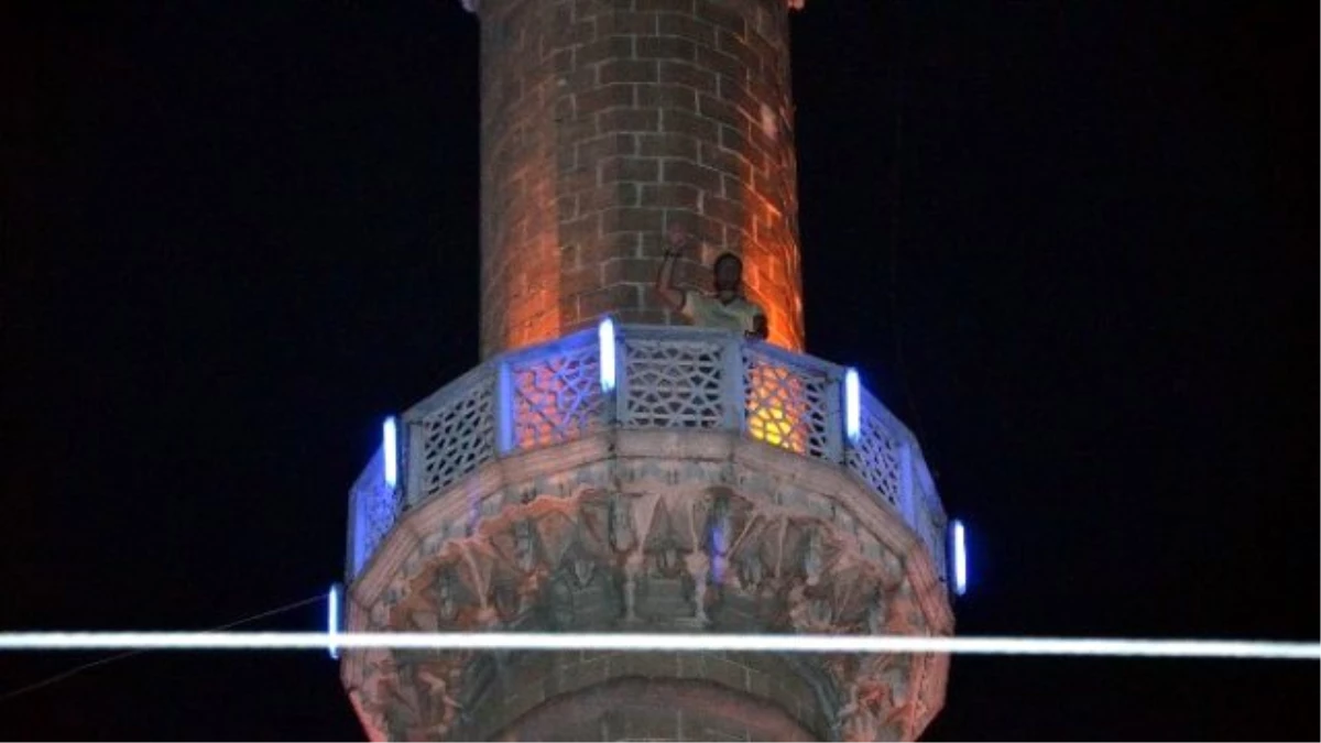Eskişehir\'de Bir Meczup, Minareye Çıkıp Mehdilik İddiasında Bulundu