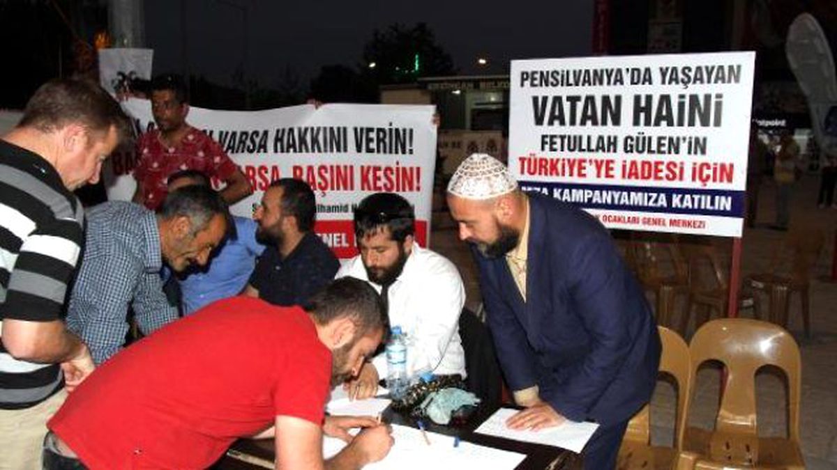 Fethullah Gülen\'in Maketini Astılar