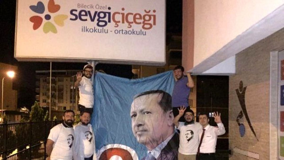 Feto Okullarına Posterli Tepki