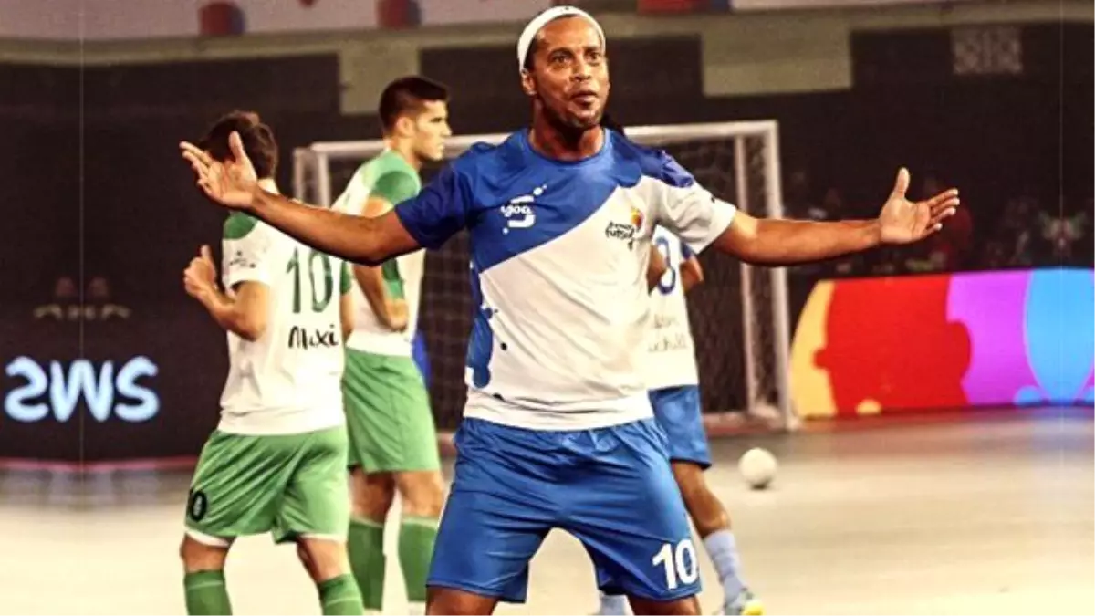 Hindistan Futsal Ligi\'nde Oynayan Ronaldinho Şov Yaptı