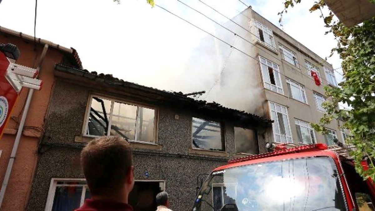 İki Katlı Ev Yangında Kullanılamaz Hale Geldi
