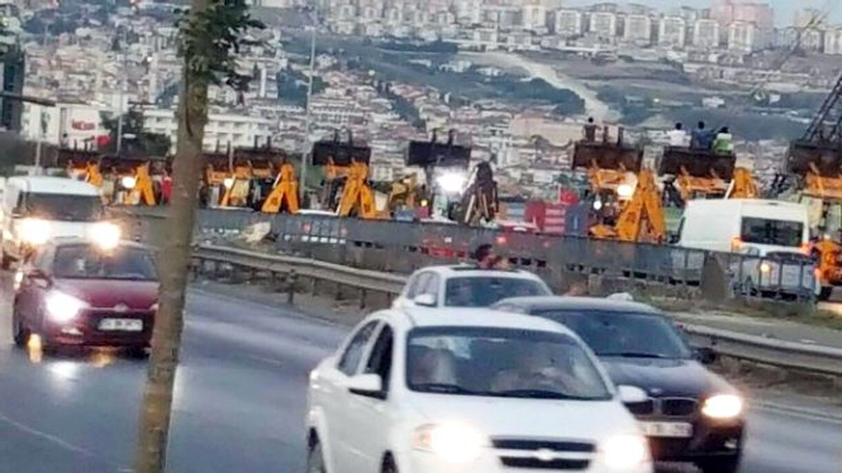 İş Makineleri Askeri Birliklerin Önünden Ayrıldı