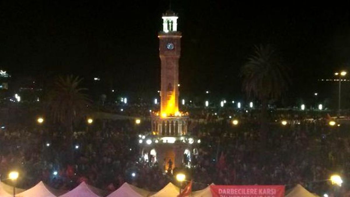 İzmir\'de Darbe Karşıtı Protestolar Devam Ediyor