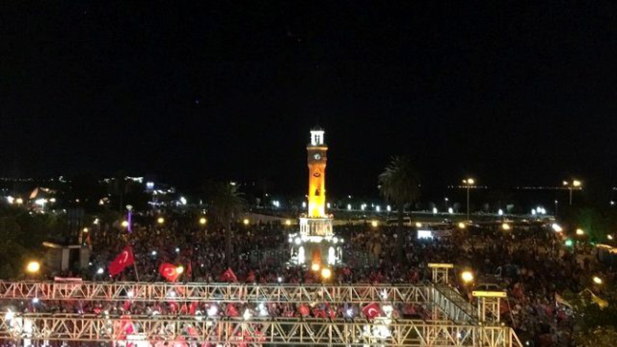 İzmir\'de Demokrasi Nöbeti Dördüncü Gününde