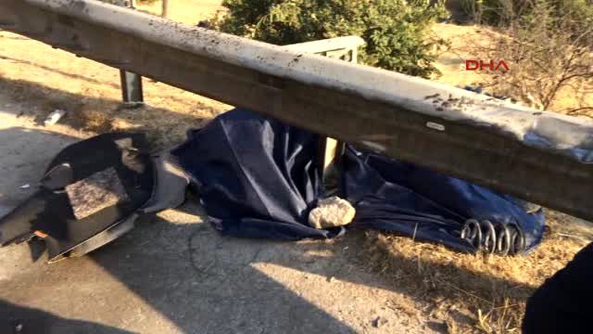 İzmir Otomobil Kamyonetle Çarpıştı: 2\'si Çocuk Toplam 3 Ölü