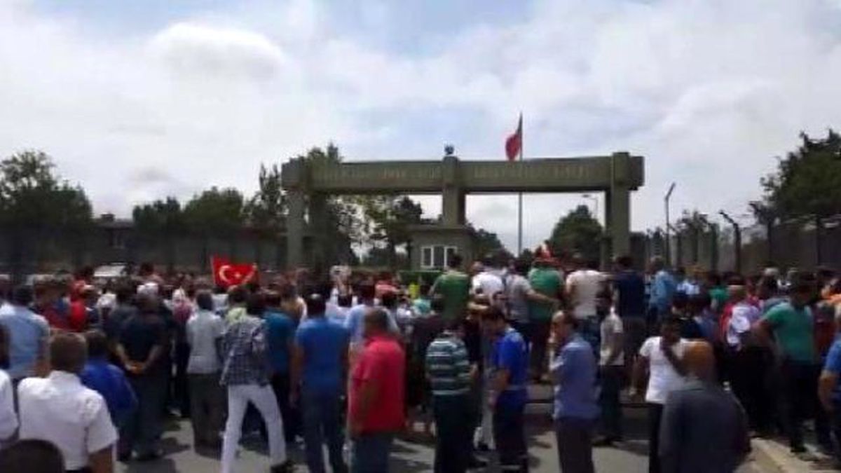 Kışla Önünde Hareketlilik