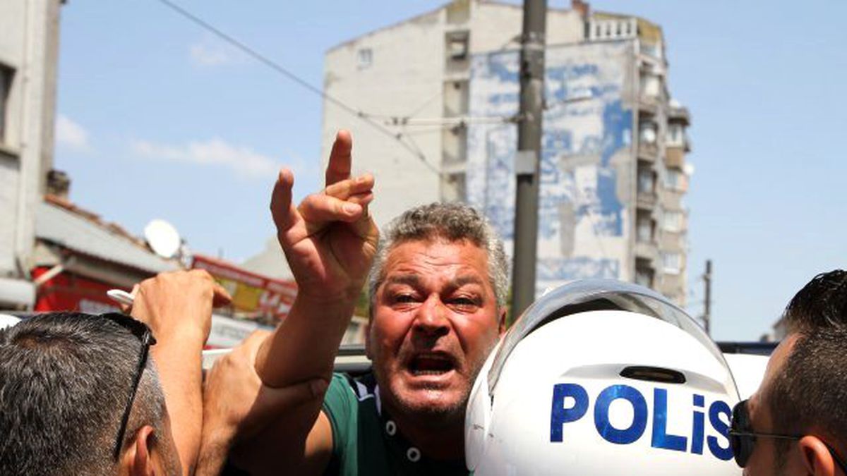 Kızı Polise Bıçak Çekti, Babası 'Ülkücüyüm' Diye Kendini Savundu