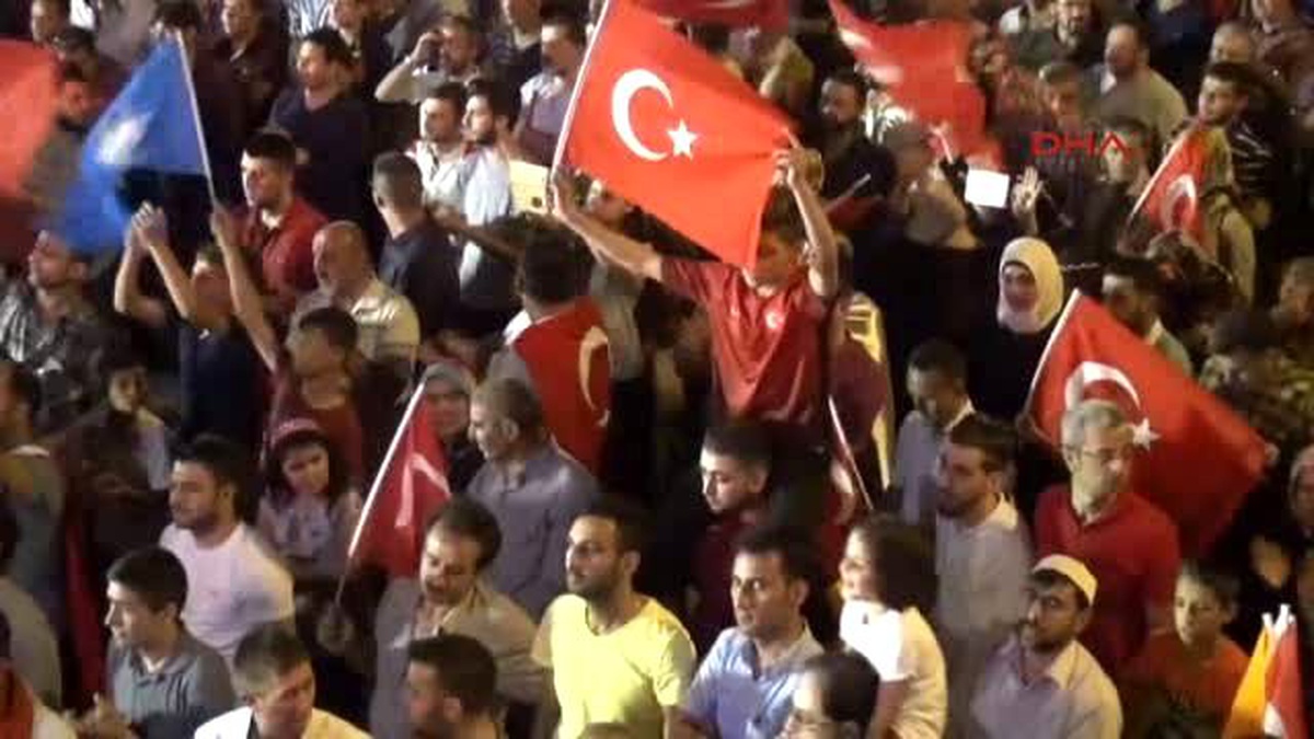 Konya\'da Askeri Birlik Önünde Demokrasi Nöbeti