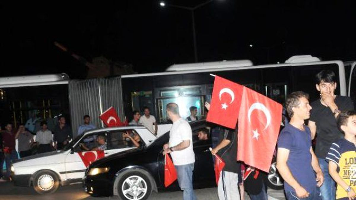 Konya\'da Askeri Birlik Önünde Demokrasi Nöbeti