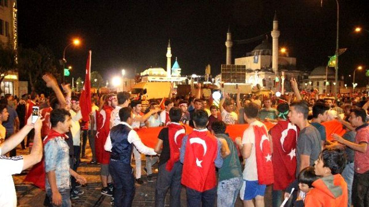 Konya\'da Darbe Girişimine Tepki Dinmiyor