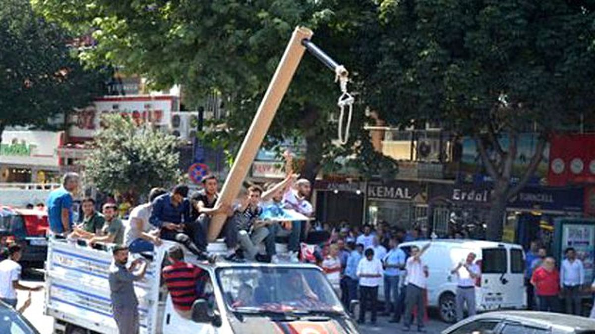 Malatya'da Halk Sokaklara Darağacı Kurdu