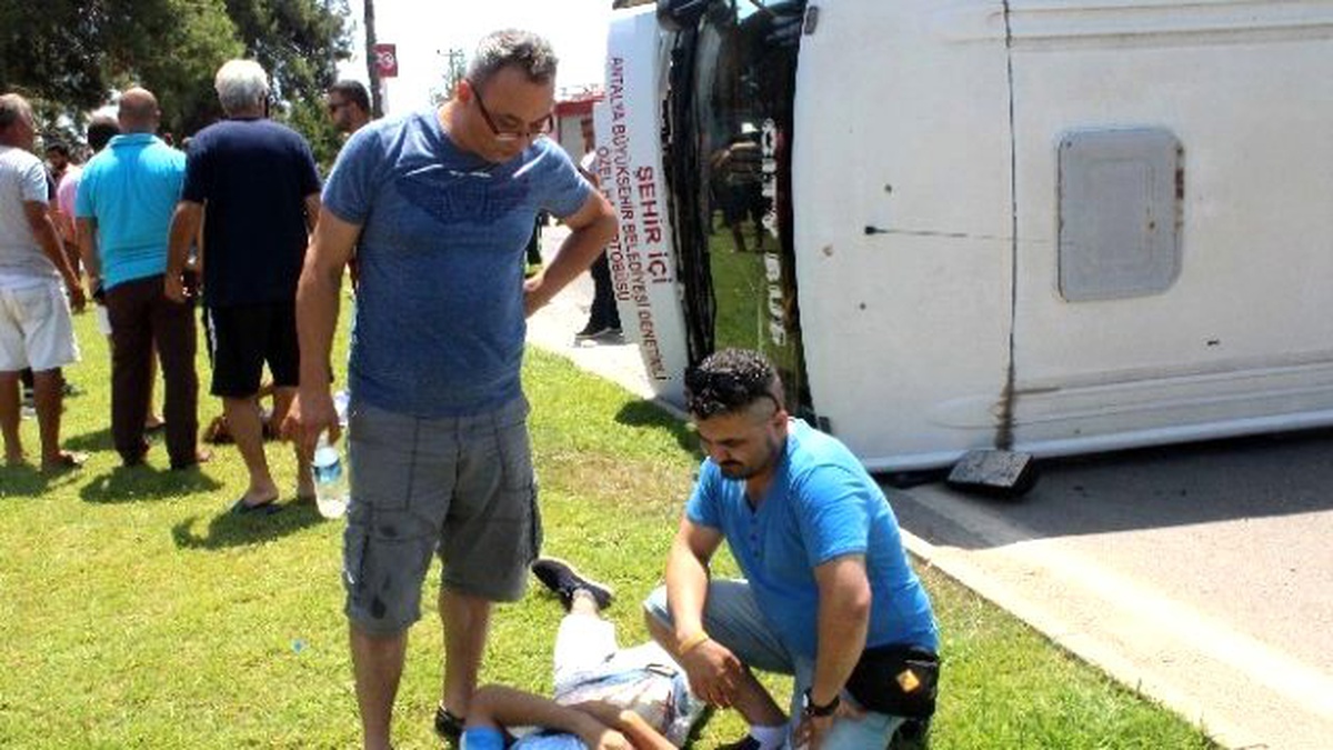 Manavgat\'ta Otomobille Yolcu Minibüsü Çarpıştı: 5 Yaralı