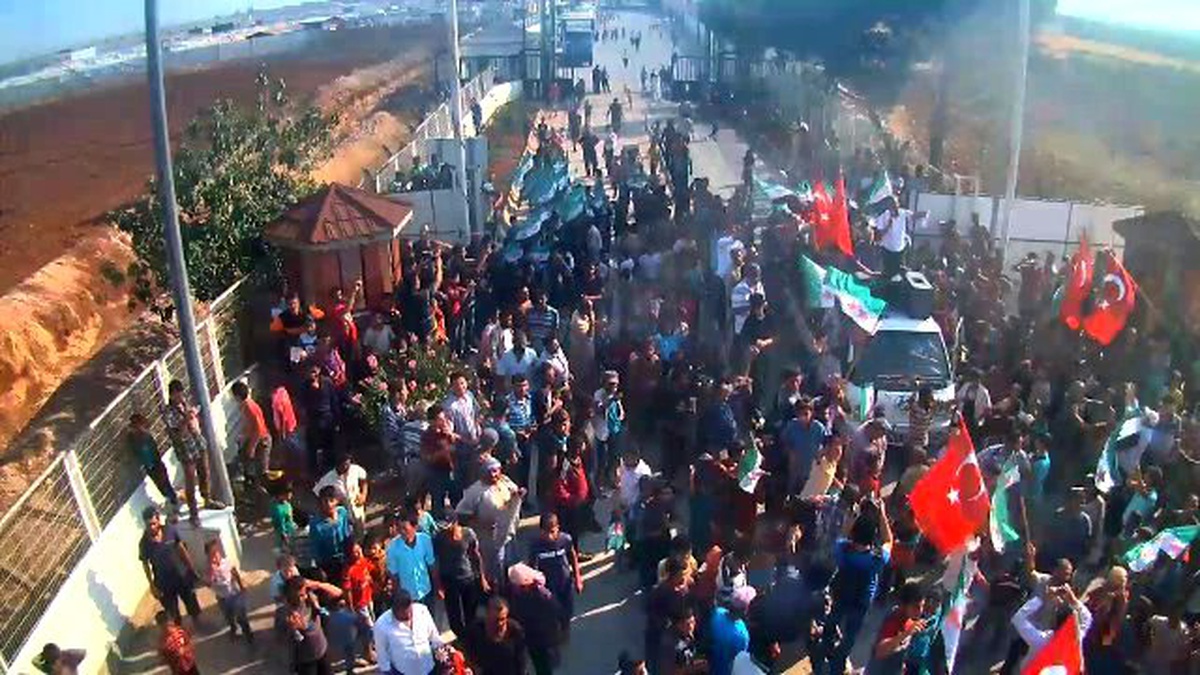 Öncüpınar\'da Suriyelilerin darbe protestosu