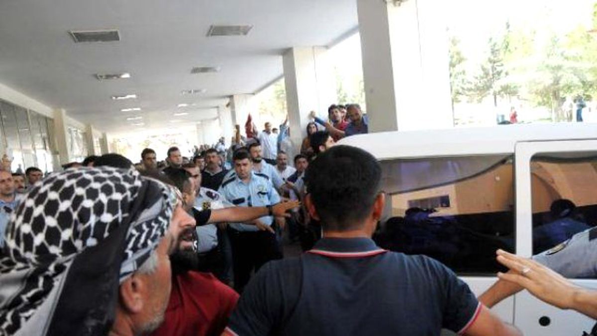 Şanlıurfa\'da Sağlık Kontrolüne Getirilen 2 Askere Linç Girişimi