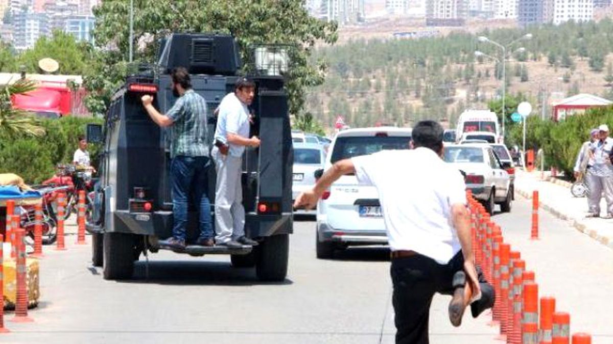 Şanlıurfa\'da Sağlık Kontrolüne Getirilen 2 Askere Linç Girişimi (2)