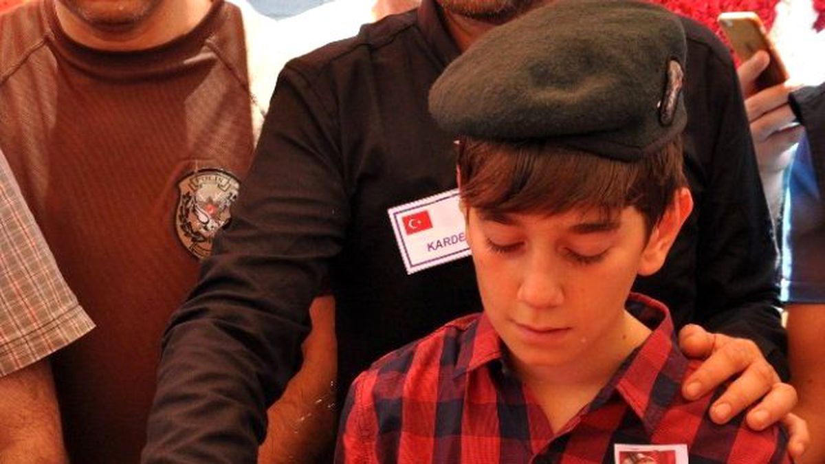 Şehit Babasını Özel Harekat Polisi Şapkasıyla Uğurladı
