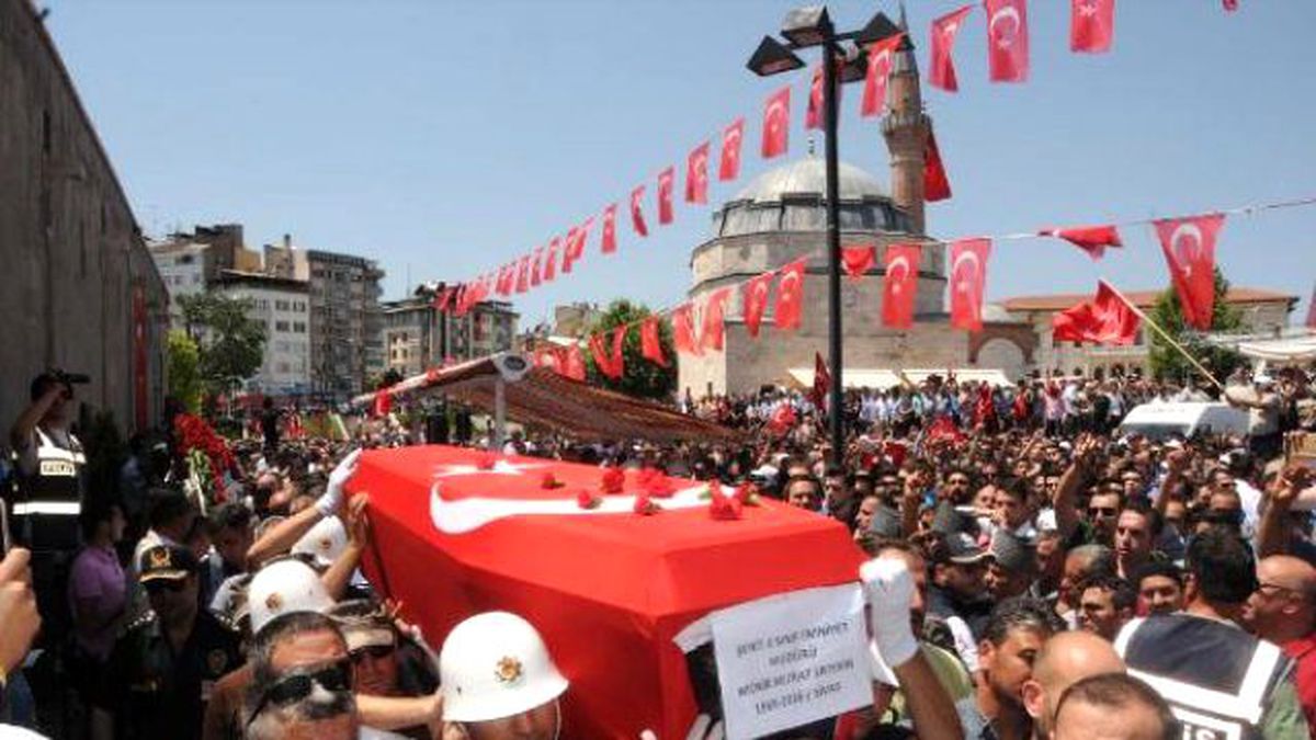 Şehit Emniyet Müdürü'nü, 13 Yaşındaki Oğlu Gözyaşlarıyla Uğurladı