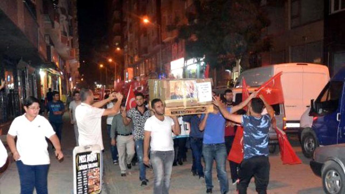 Siirt\'te Gülen\'in Temsili Tabutu Dolaştırıldı