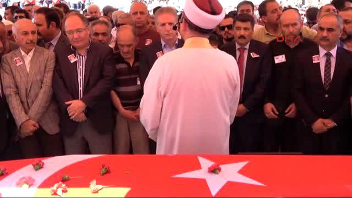 Sivas Şehit Emniyet Müdürü\'nü 13 Yaşındaki Oğlu Gözyaşlarıyla Uğurladı