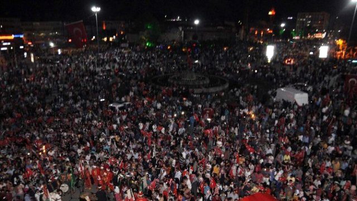 Sivas\'ta Vatandaşın Demokrasi Nöbeti Sürüyor