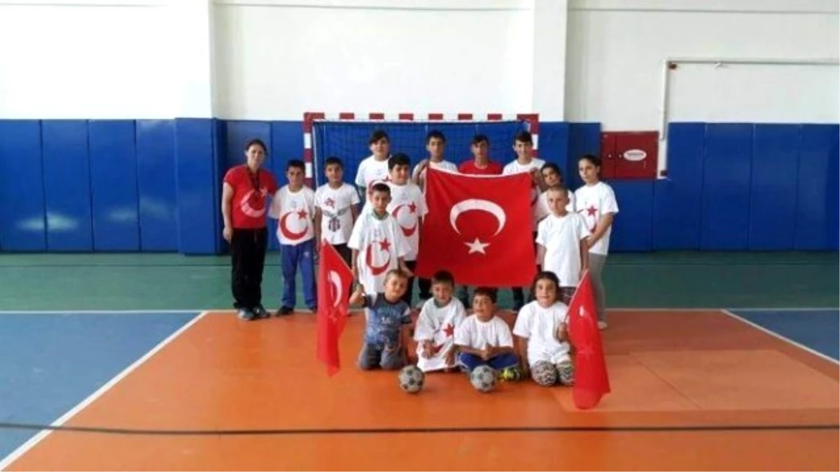 Sporcular Darbe Girişimine Türk Bayrağı ile Tepki Gösterdi