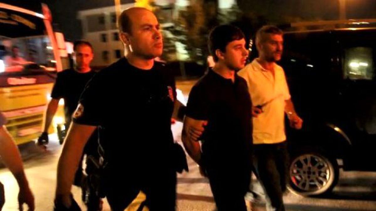 Şüpheli Görülen İki Subay Otobüsten İndirilerek Gözaltına Alındı