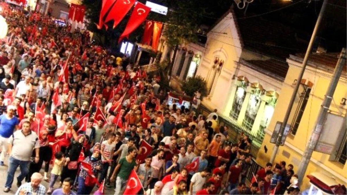 Taksim Meydanı\'nda "Demokrasi Kutlamaları" Devam Ediyor